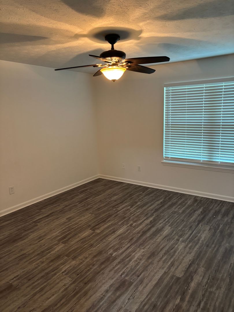 Newly renovated Three Bedroom Townhouse – photo 4