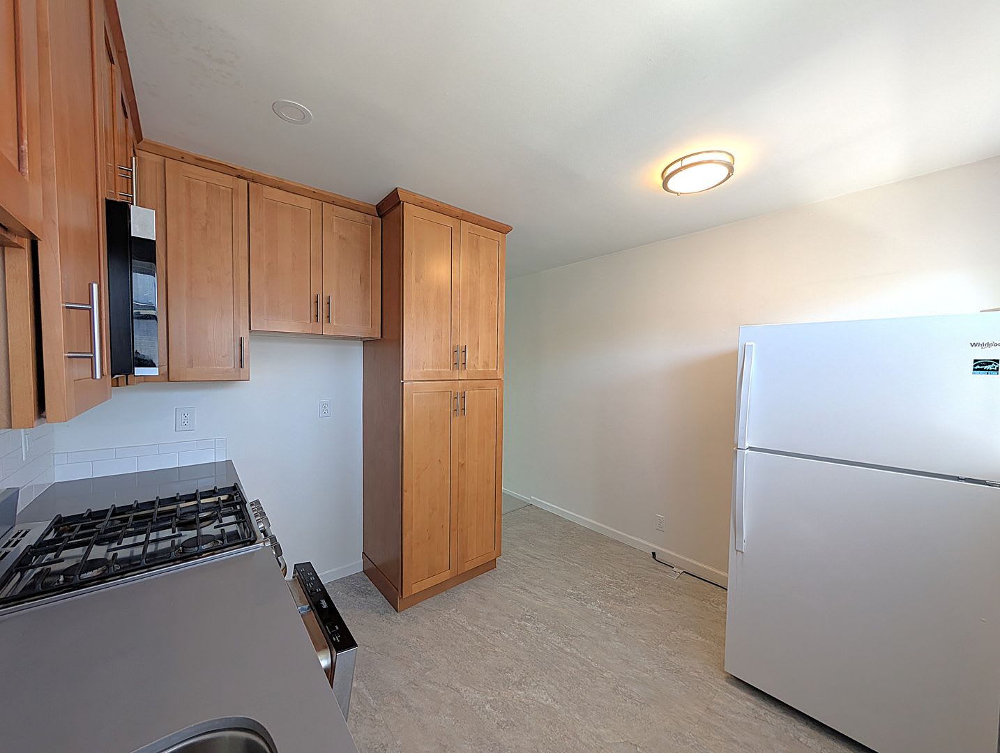 Spacious 2 Bedroom, Freshly Painted, Updated Kitchen – photo 3