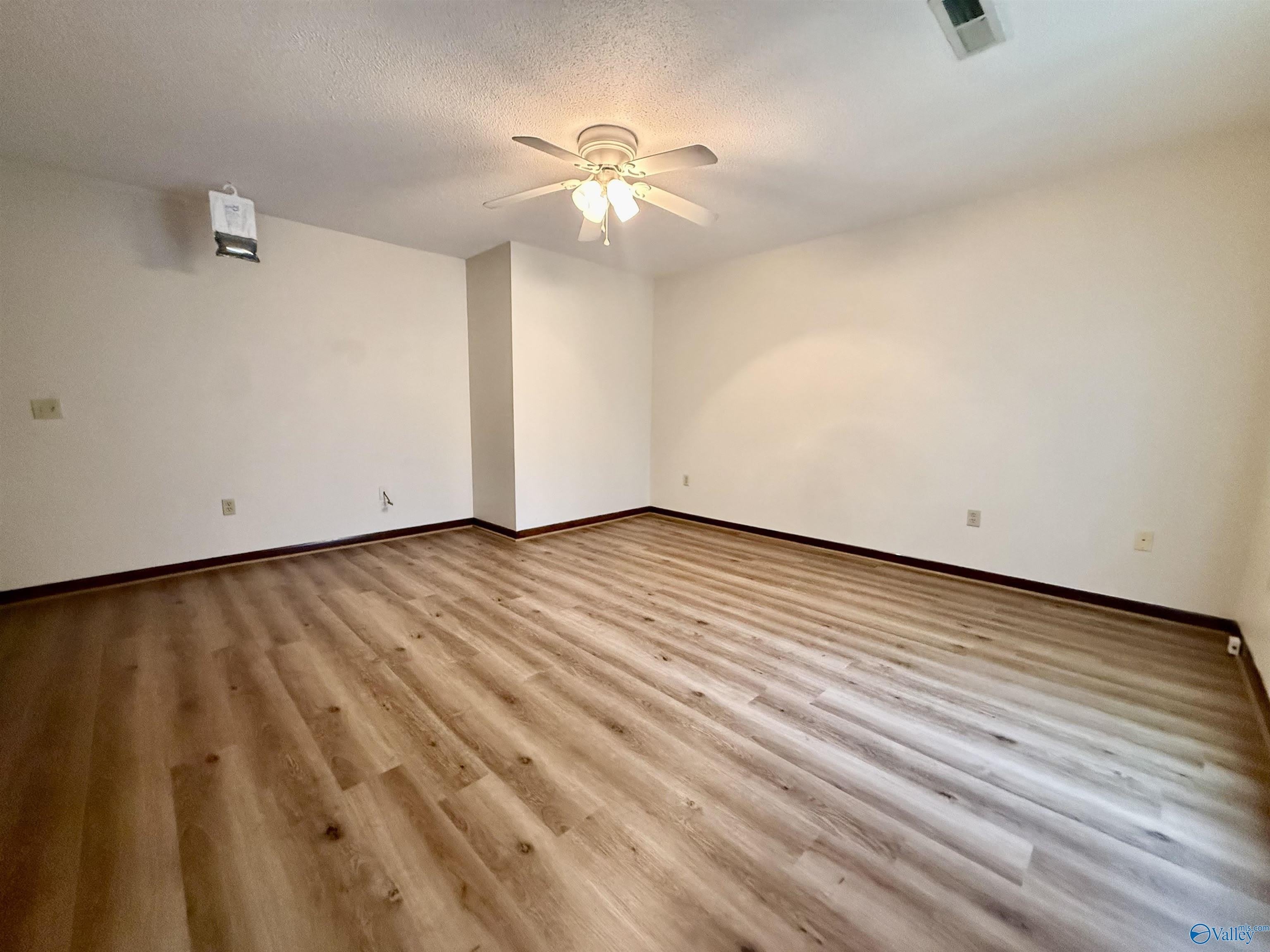 1103 NE Main Avenue NE – photo 2