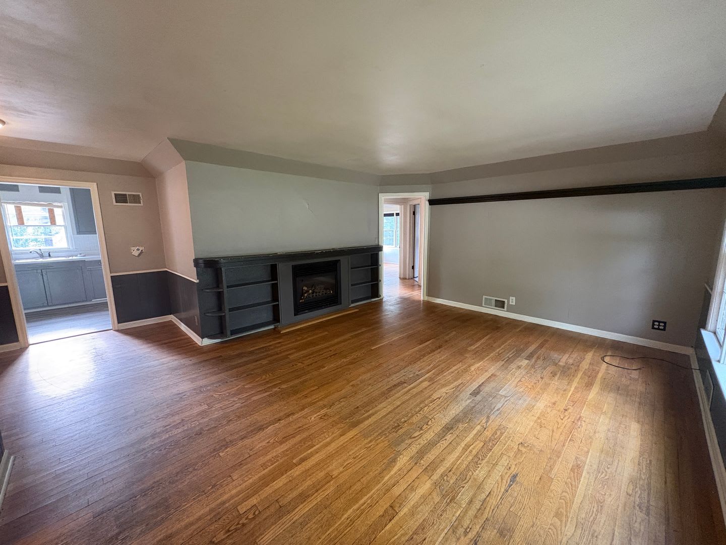 Spacious 5-Bedroom Home with Fenced Yard &amp; Central A/C – photo 5