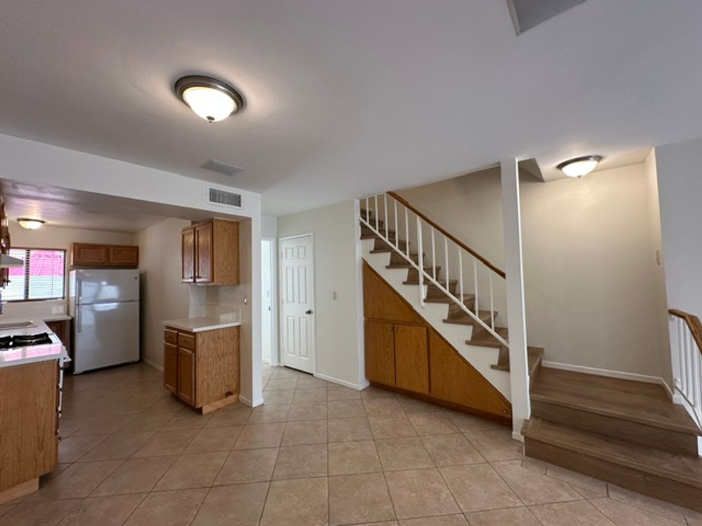 Calabasas 2+3 with bonus room located in a great community – photo 3