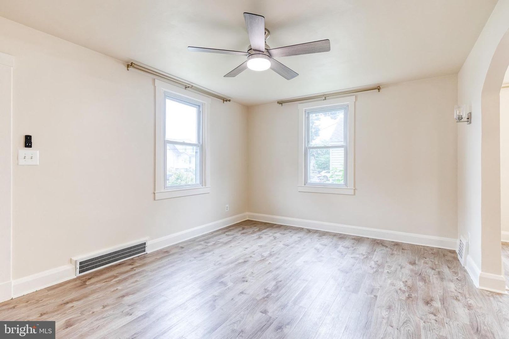 4Bd 1 5Bth Home Nestled On A Beautiful Lot With An Incredible Expanse Of Lush Green Space – photo 5