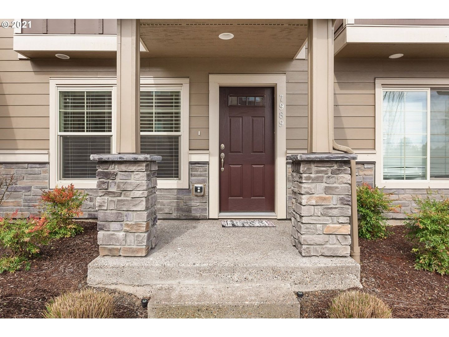 Spectacular 2 Bed 2 5 Bath Office Den Townhome Prime Hillsboro Location Modern Living Close To Everything – photo 2