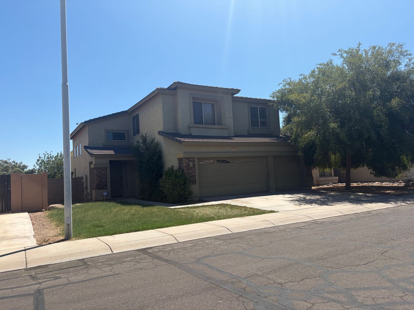4 Bedroom Chandler Rental Vaulted Ceilings Primary Deck 3 Car Garage – photo 1