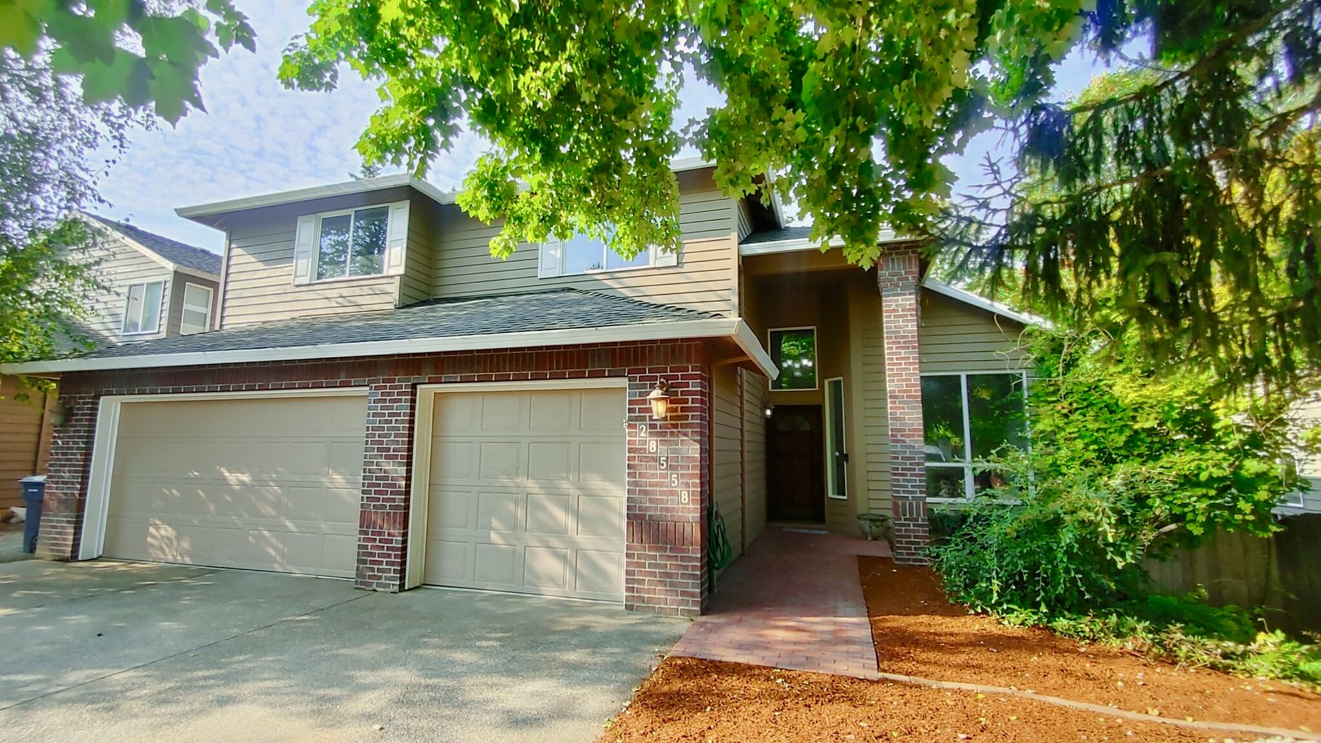 Coming Soon This Tastefully Updated 5 Bedroom Home Located In The Sought After Landover Neighborhood In Wilsonville Is A Must See – photo 2
