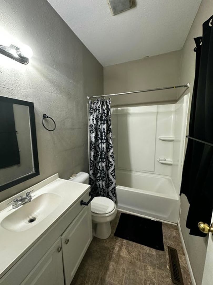 Affordable 2 bed 1 bath home for lease – photo 2