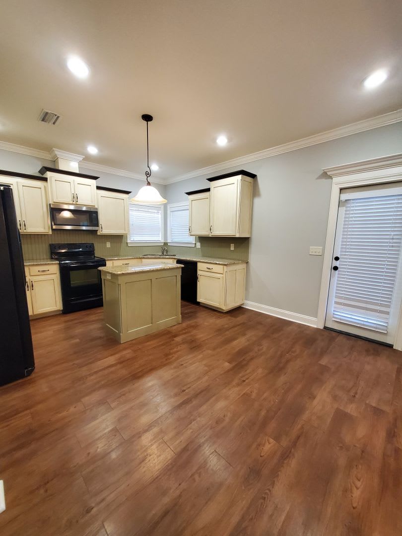 Modern Elegance in the Vineyards: 3-Bedroom Home with Granite Countertops, Wood Floors, and Privacy Fenc – photo 4
