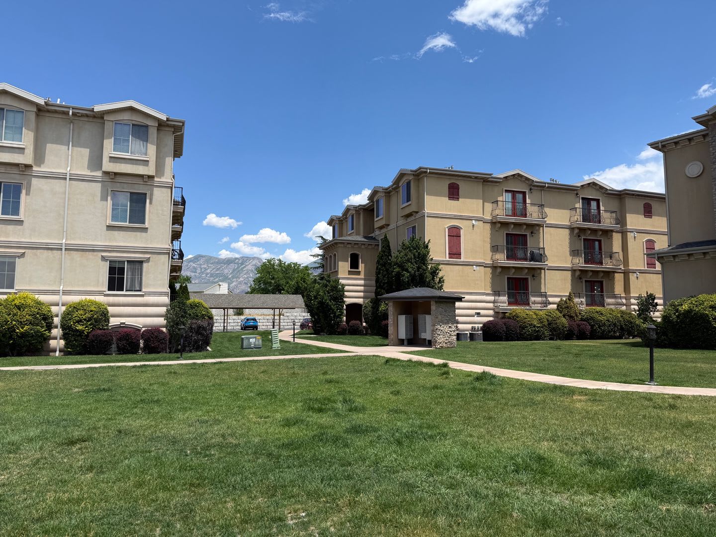 Beautiful condo with amazing amenities and a fabulous kitchen – photo 2