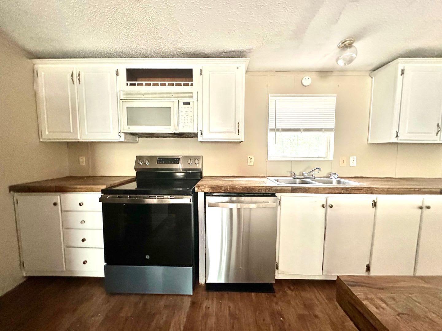 3 Bed, 2 Full Bath – photo 2