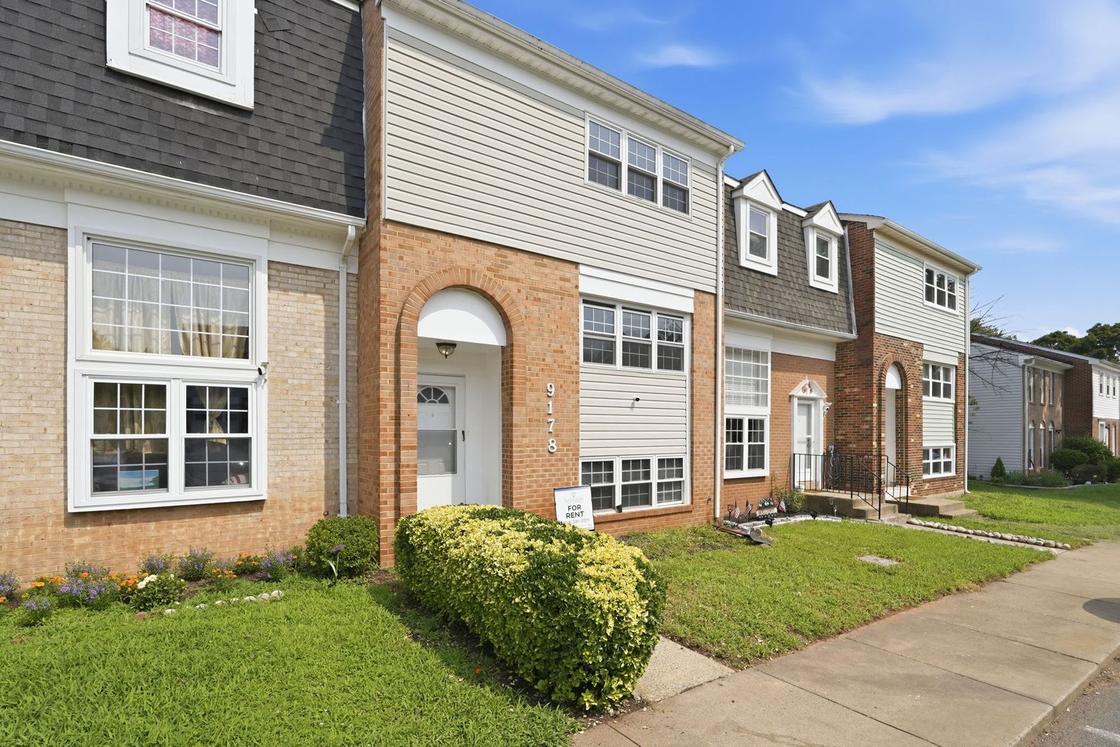 This Beautifully Designed Townhome Offers Three Spacious Bedrooms And Two And A Half Refined Baths Thoughtfully Curated For Both Comfort And Style – photo 3