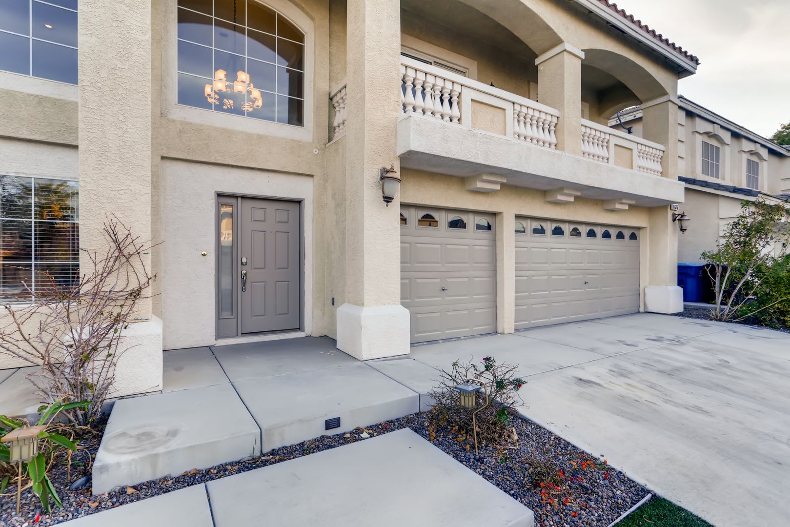 Modern 5-Bedroom, 3-Bathroom Oasis with a 3-Car Garage in the Heart of Las Vegas – photo 2