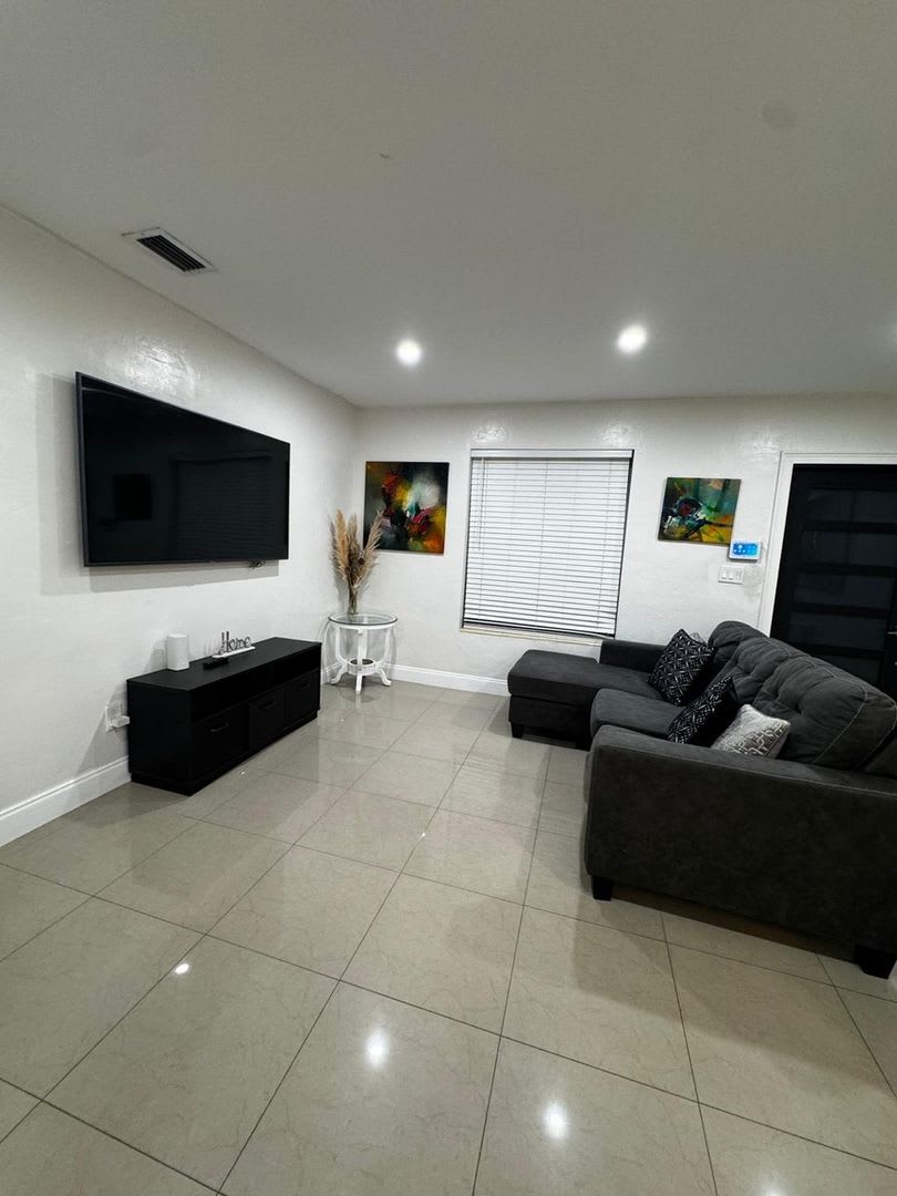 Remolded 2 Bedroom 1Bath Miami – photo 3