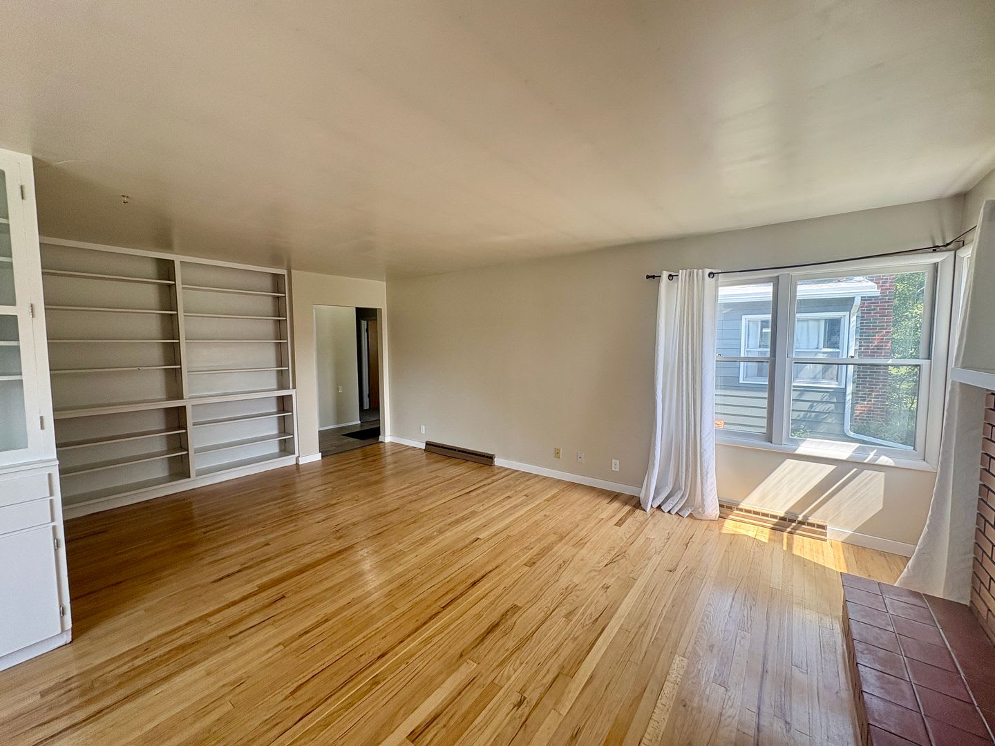 Spacious 3-Bedroom Duplex with Private Yard, Garage & Bonus Living Space! – photo 5