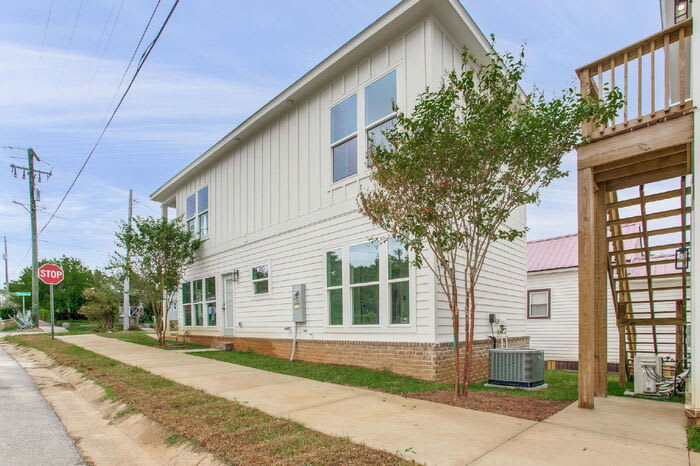 923 West Belmont Street – photo 2