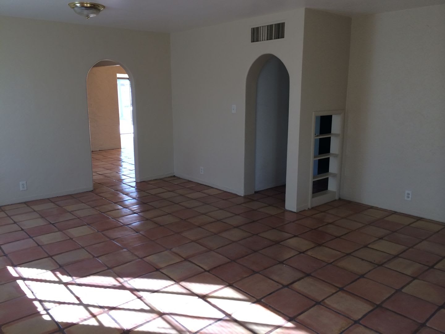 Roomy 6-Bedroom Home with Pool – photo 4