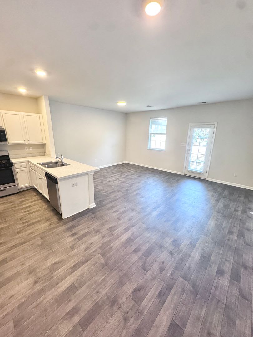 NEWER THREE BEDROOM TOWNHOME – photo 3