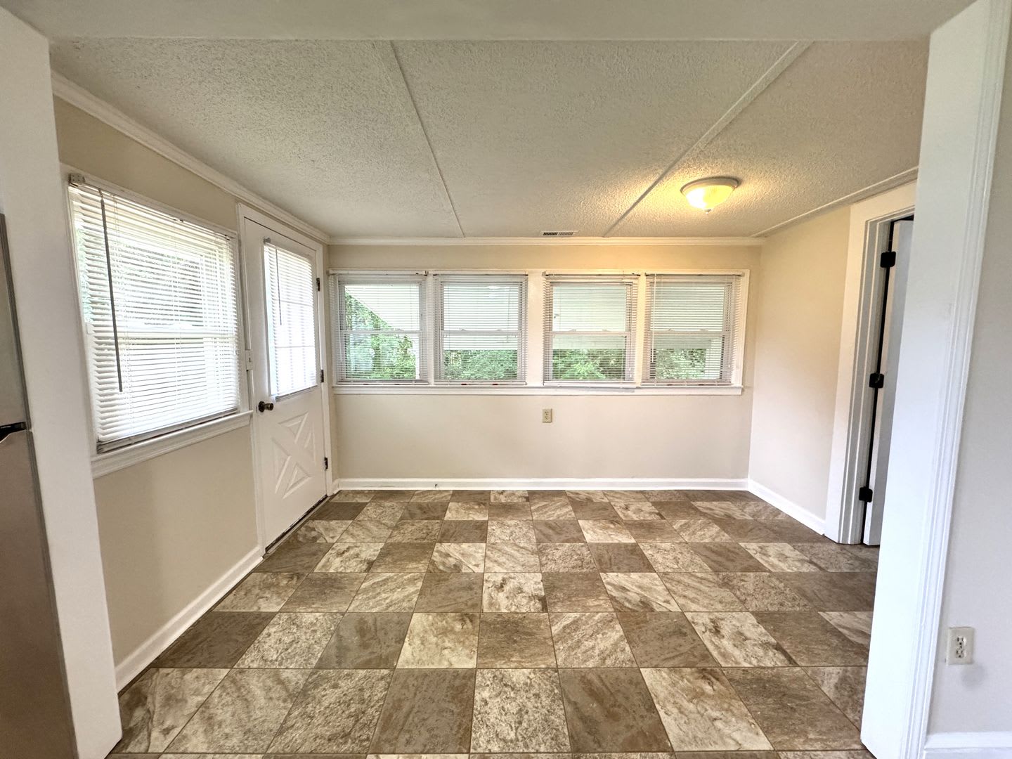 Great Location! Minutes to MCAS! – photo 2