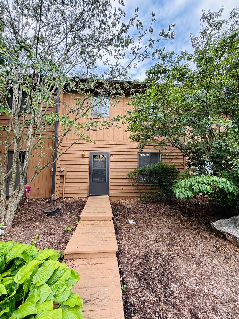 3 Bedroom 2 5 Bath Townhouse – photo 2