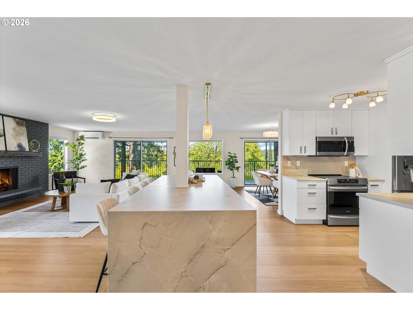 Luxury Lake Oswego 3-Bedroom Riverfront Condo with Panoramic River Views, Pools & Fitness Center – photo 5