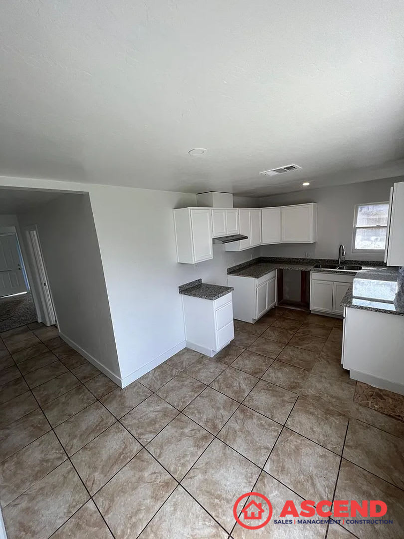 Move In Special Deposit Moves You In Spacious 3Bd 1 5Ba Home In Bakersfield S 93308 Garage Water Included Small Pets Welcome – photo 5