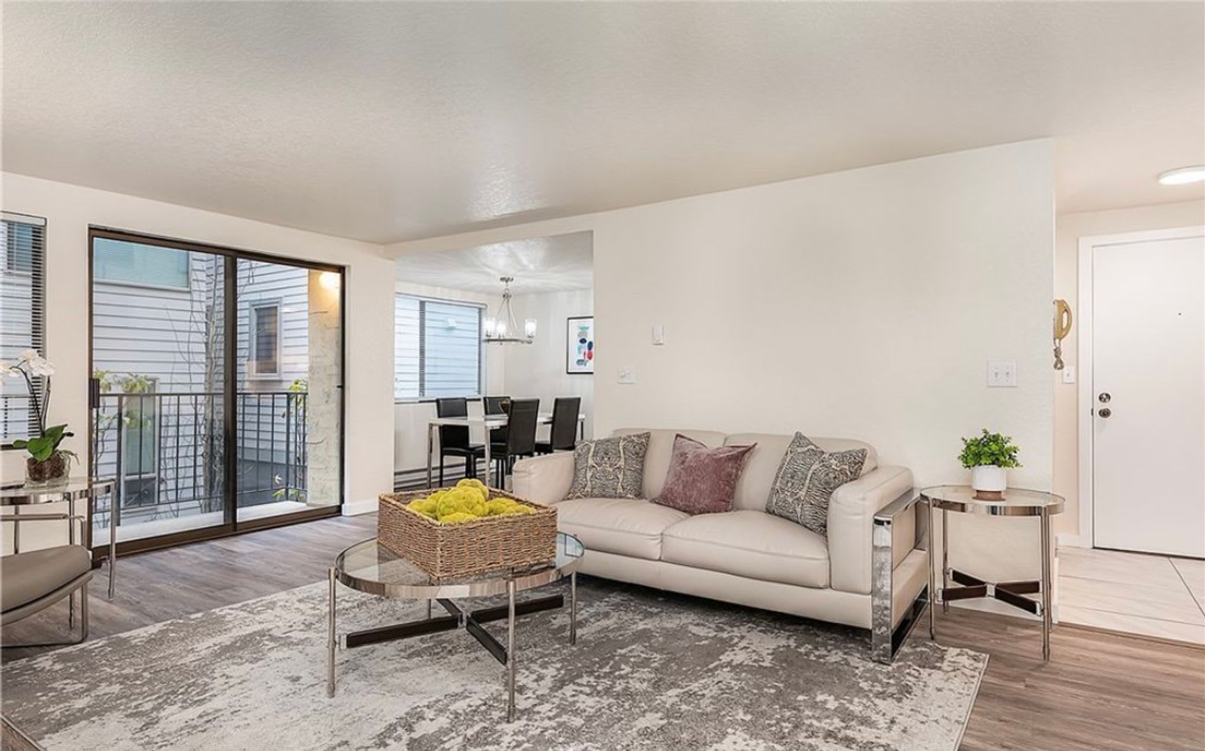 Light Filled Remodeled Condo W Secure Parking Included Queen Anne – photo 4