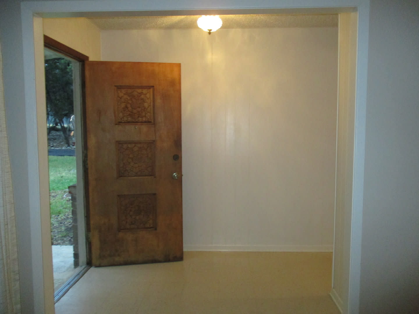 3/2 w/Large Back Yard in Village West! – photo 2