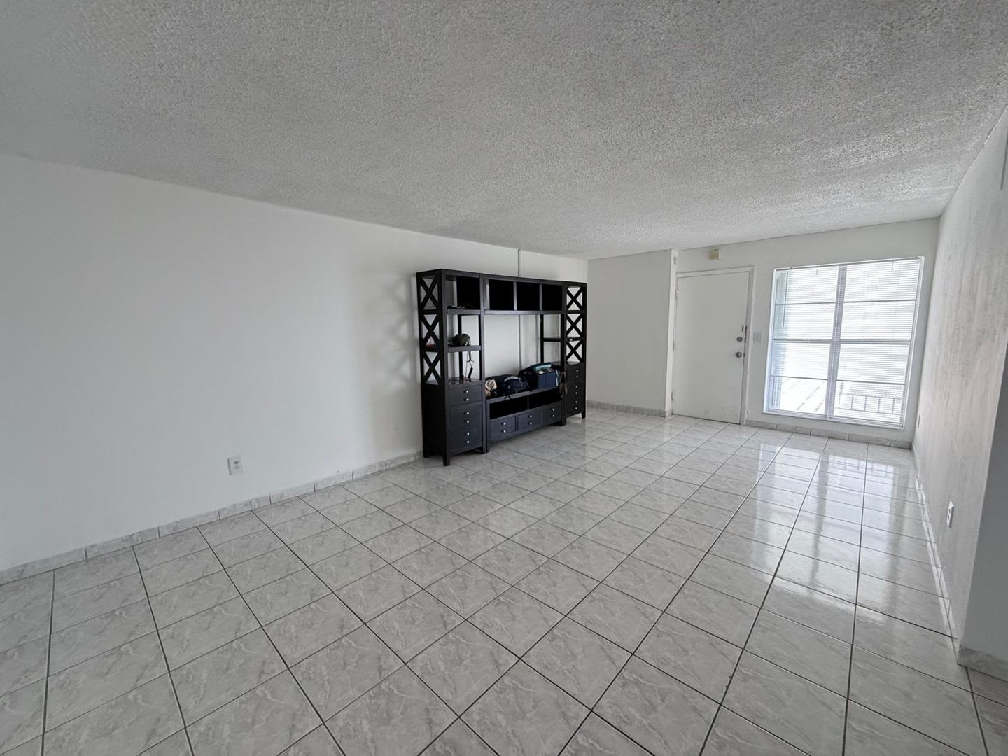 Recently Renovated Bright & Spacious 1-Bedroom, 1.5-Bathroom Condo in Miami Beach – photo 3