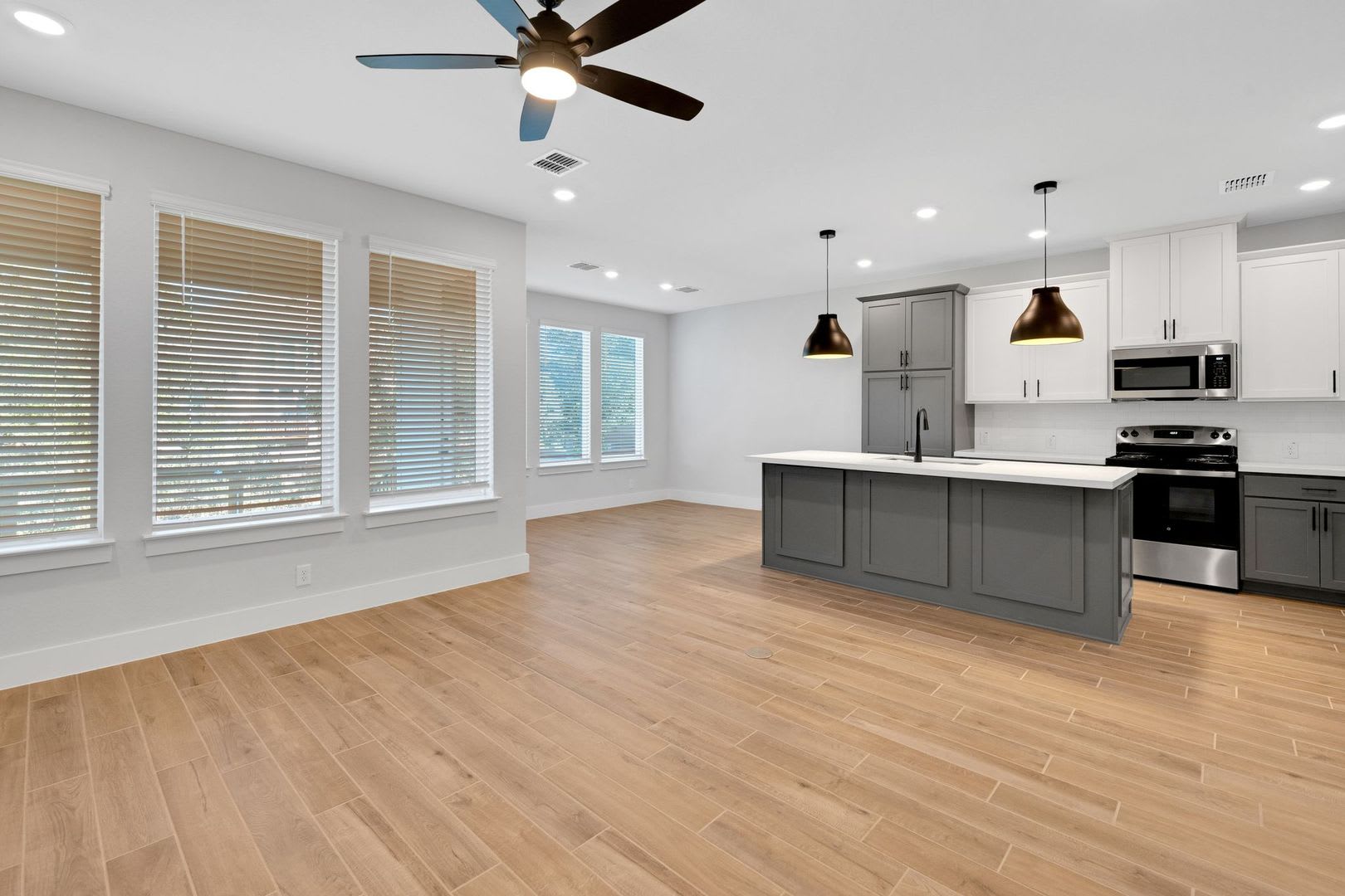 Coming Soon Beautiful Townhome The Venice Floor Plan 2 Weeks Free Rent – photo 3