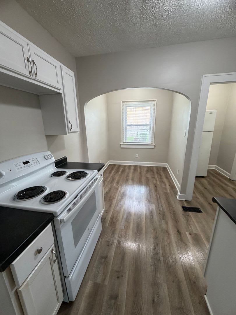 Three Bedroom Duplex Located near Raymond Street and East Street – photo 2
