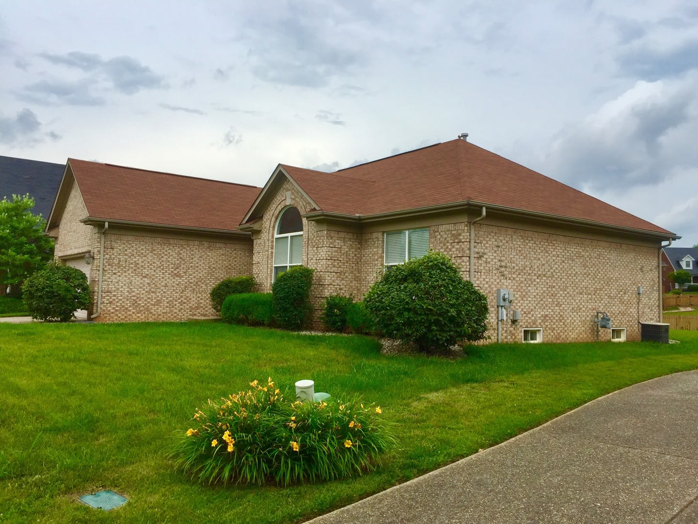Wonderful 3 bed, 2.5 Bath home with back yard! – photo 3
