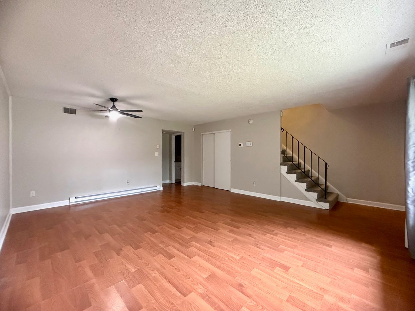 Charming 3-Bedroom Townhome with Fenced Yard – photo 3