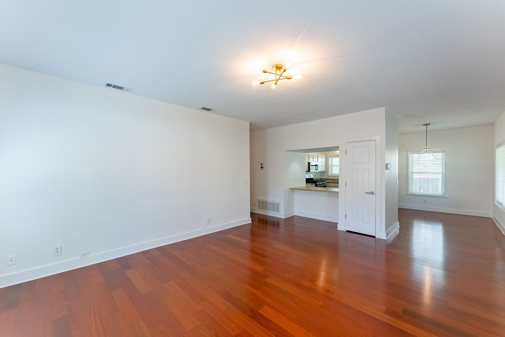 Captivating 3 Bedroom, 2 Bathroom, One-Story Retreat near Downtown ATX!!! – photo 5