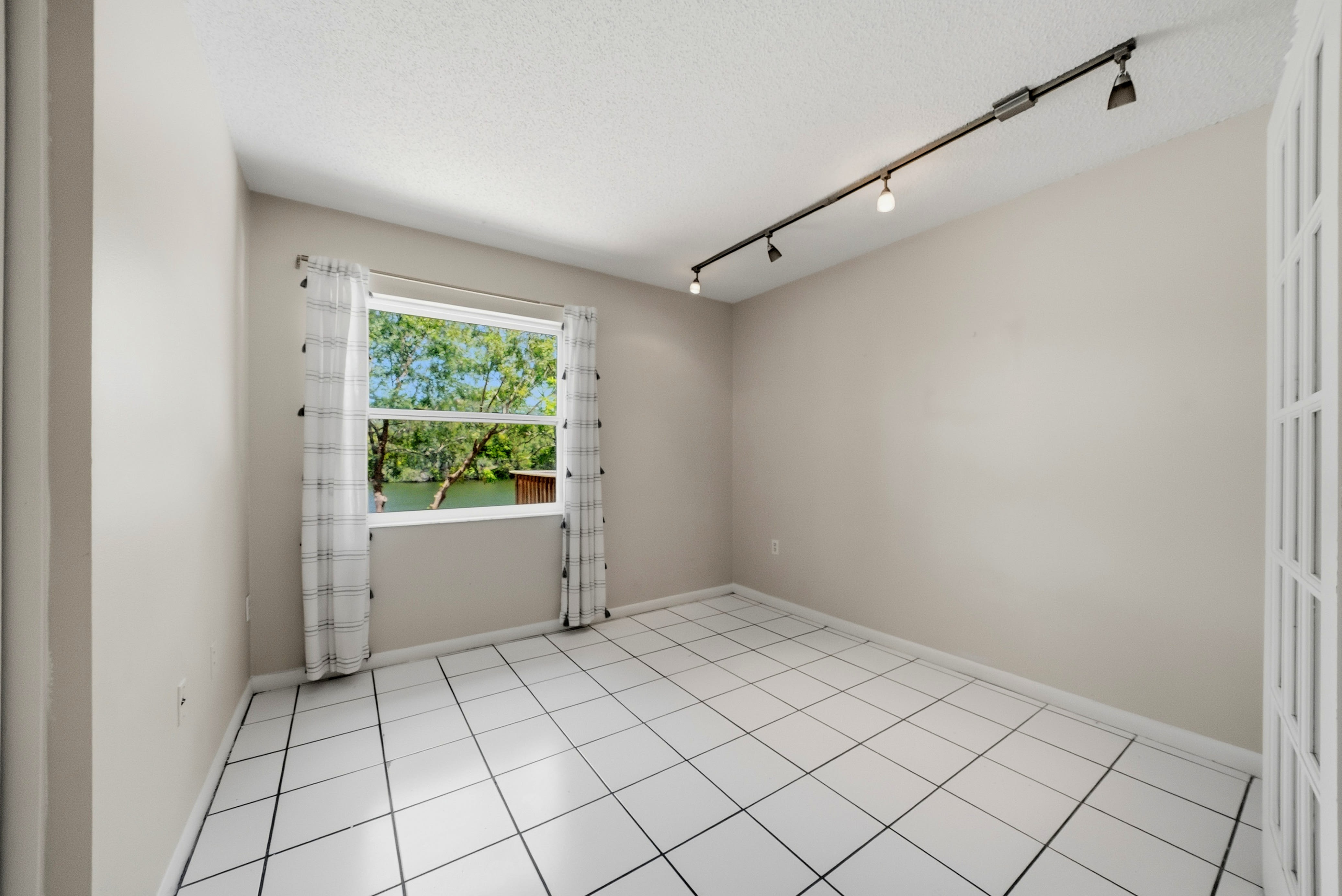 906 Carlton Rd – photo 3