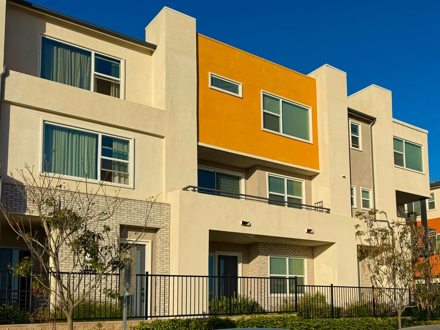 Welcome to a Beautiful 4-Bedroom Townhome in Millenia – photo 2