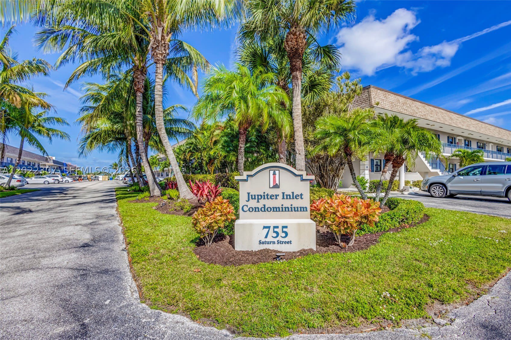 755 Saturn St – photo 5