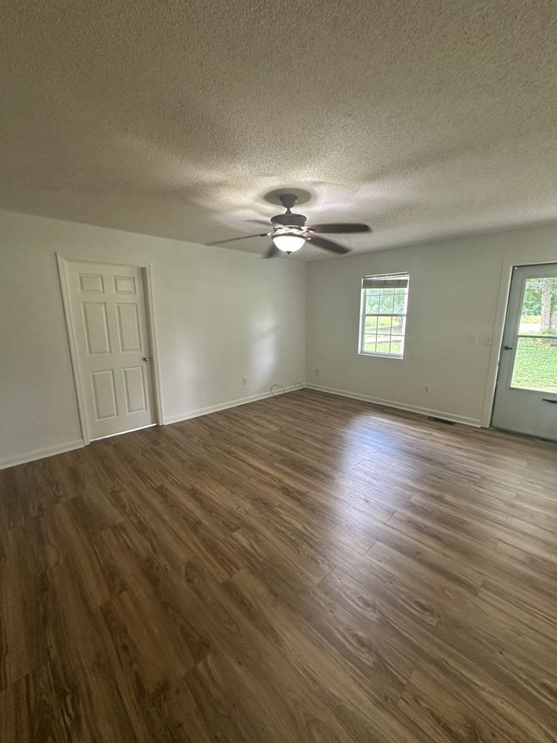Quiet 3 Bedroom 2 Bath With Creek Access Pet Friendly – photo 2
