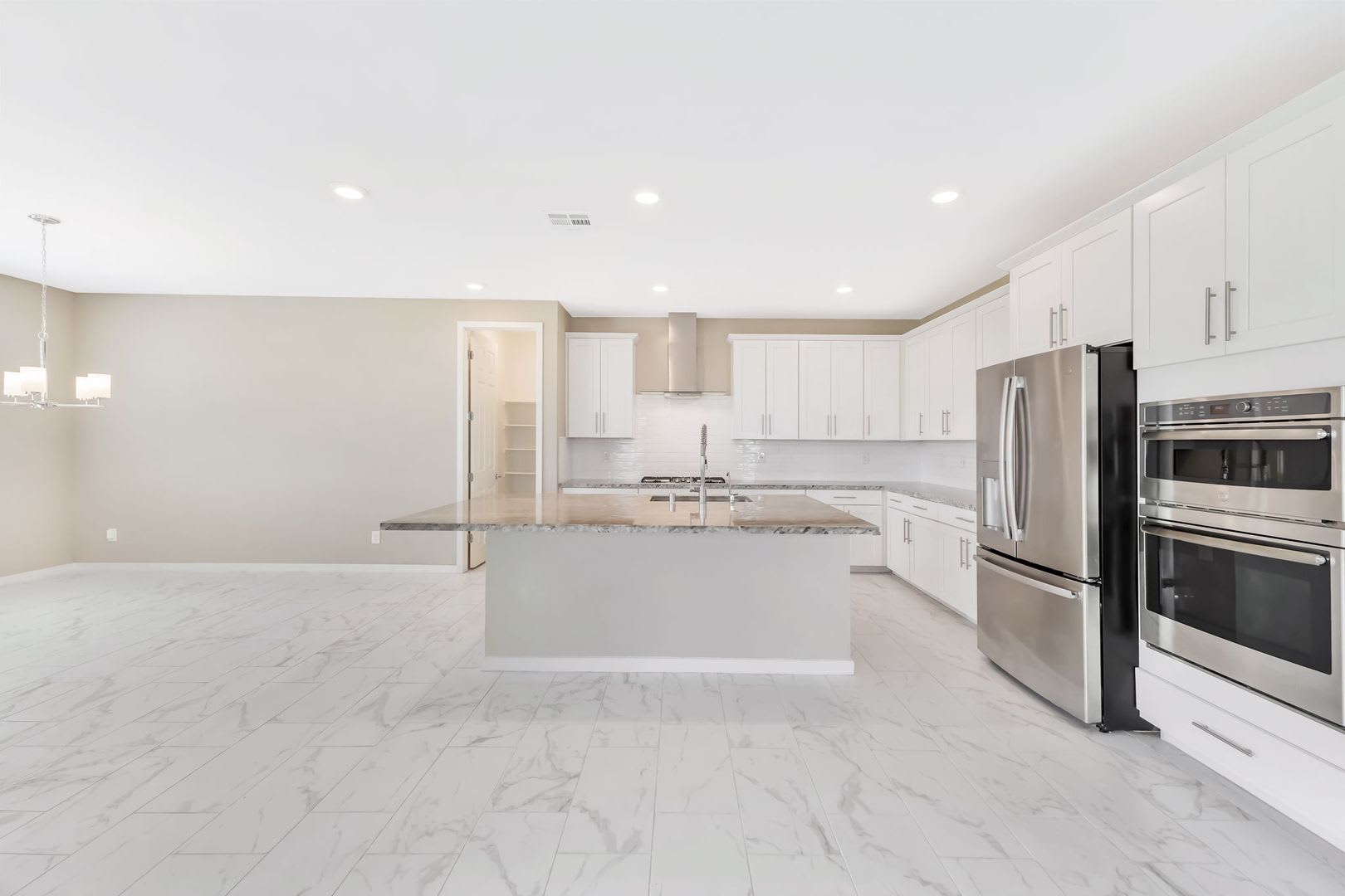 Modern Luxury on an Expansive Homesite in Summerlin West! – photo 4