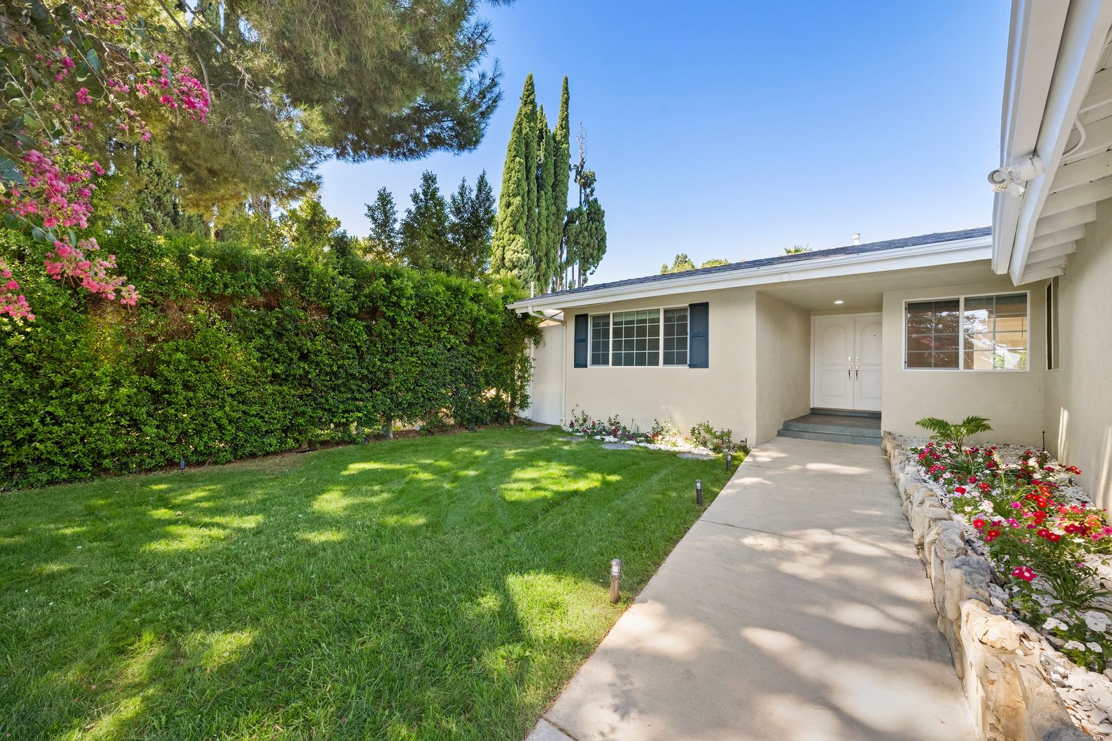 Renovated Tarzana Pool Home Near Ventura Boulevard – photo 2