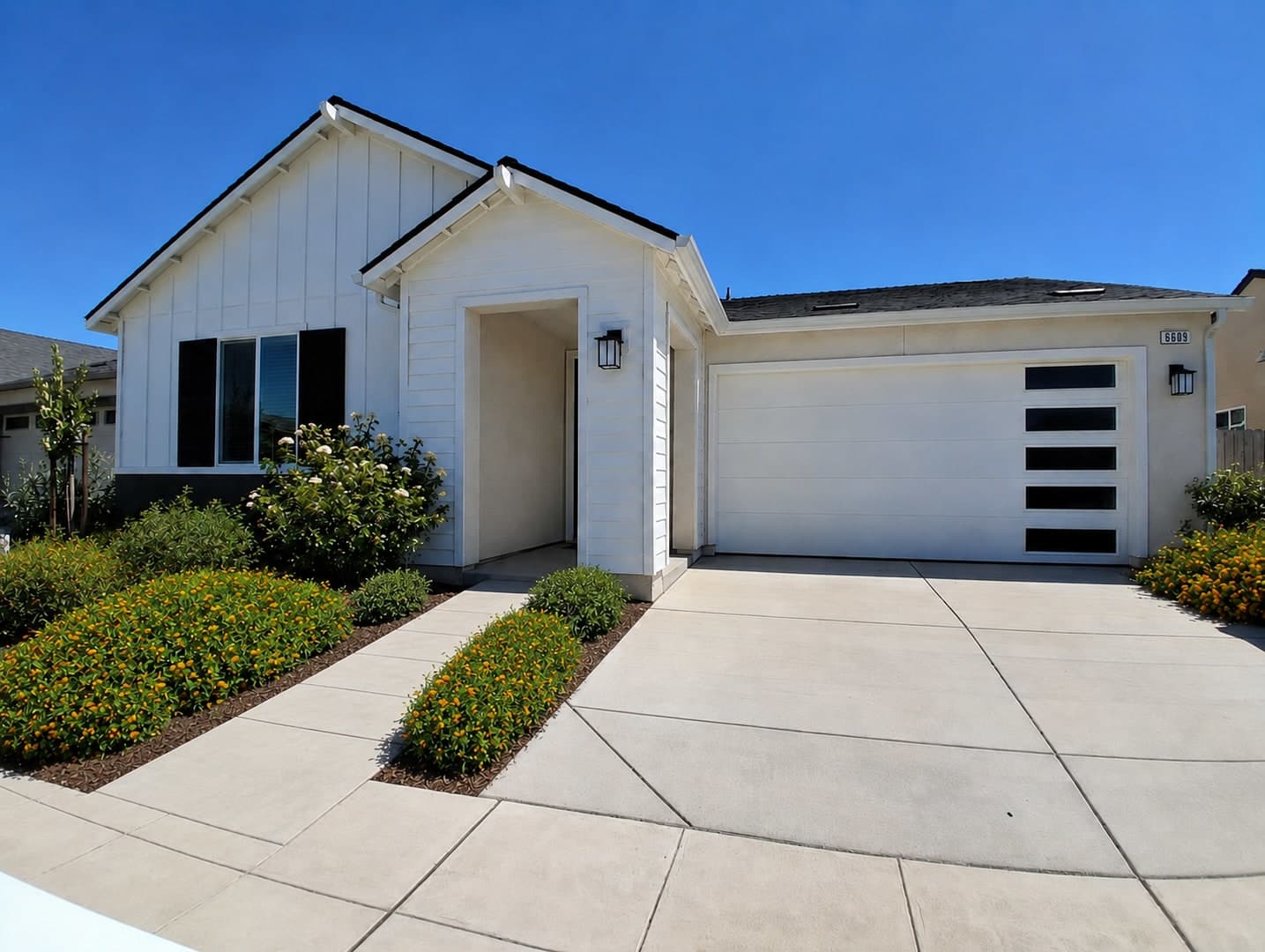 Special Half Of First Month S Rent Solar Included Spacious Single Story Fresno Home With Den 2 Car Garage – photo 1