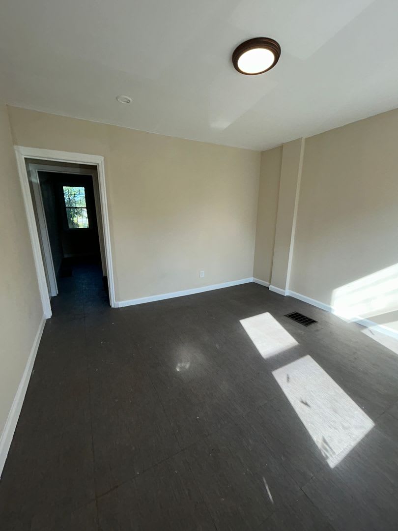 3 beds 1 bath – photo 2
