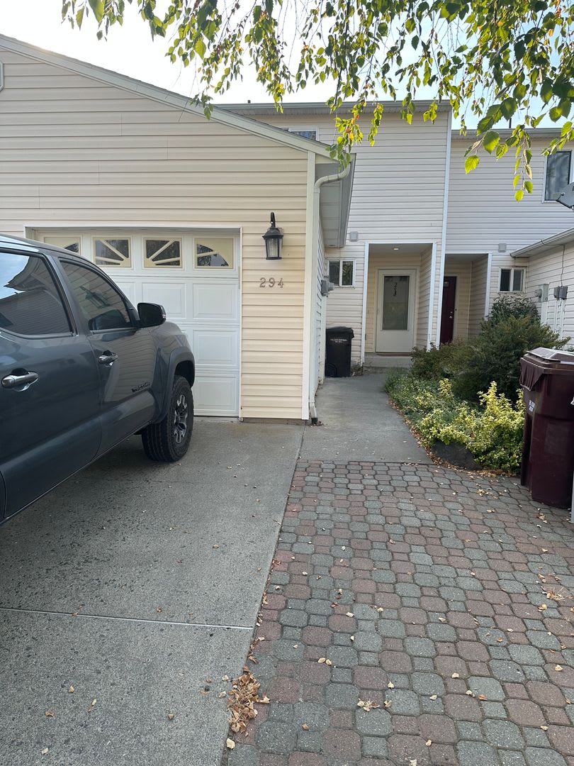 Beautiful 2 bedroom 2 bath well maintained with plenty of natural light townhouse! – photo 2