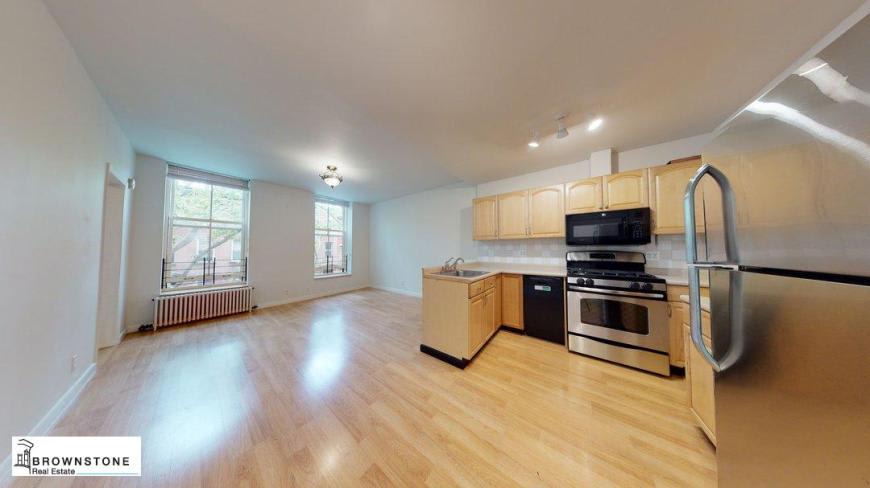 471 HENRY ST. – photo 2