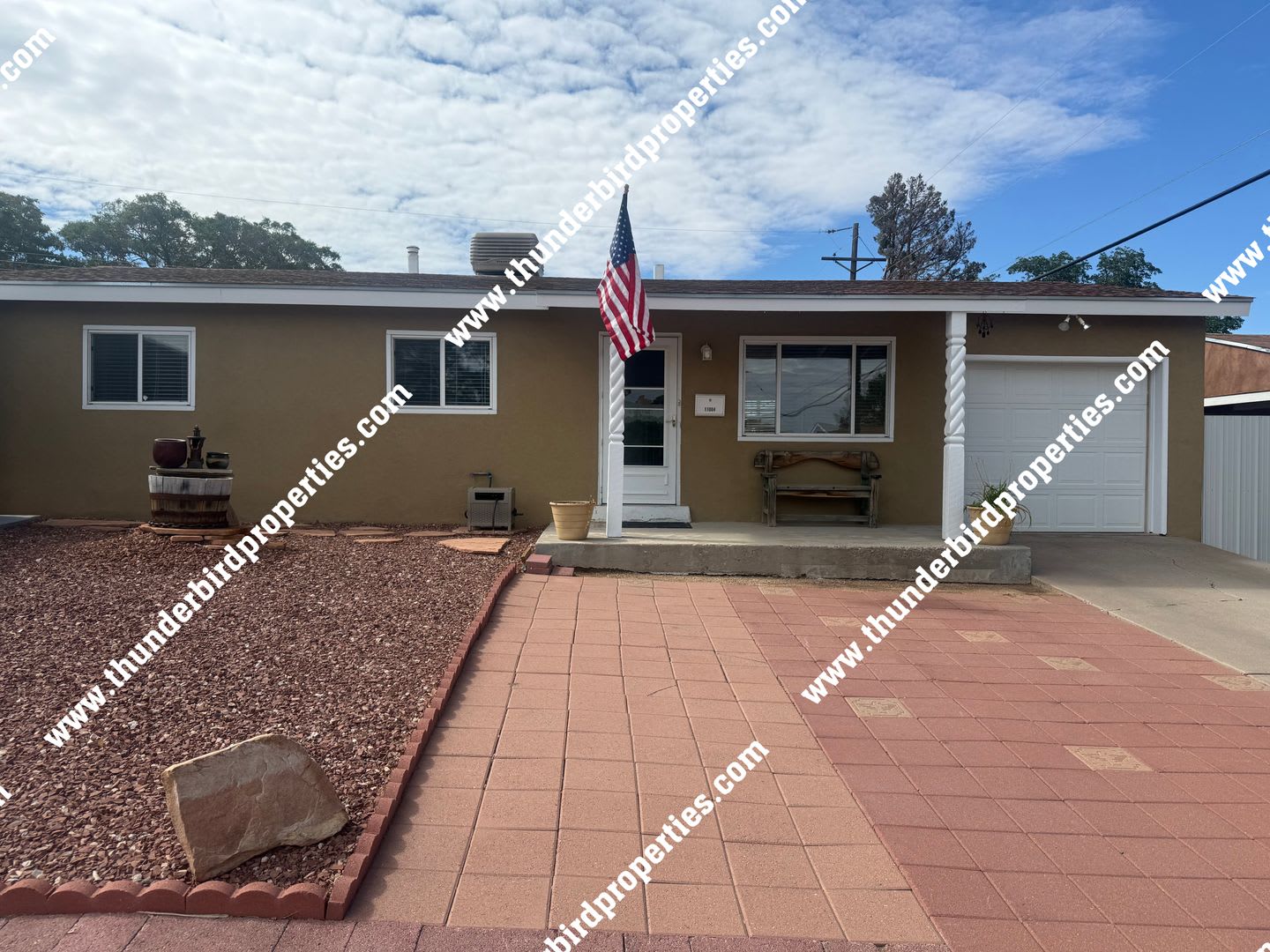 Beautifully Remodeled 2-Bedroom Home NE – photo 1
