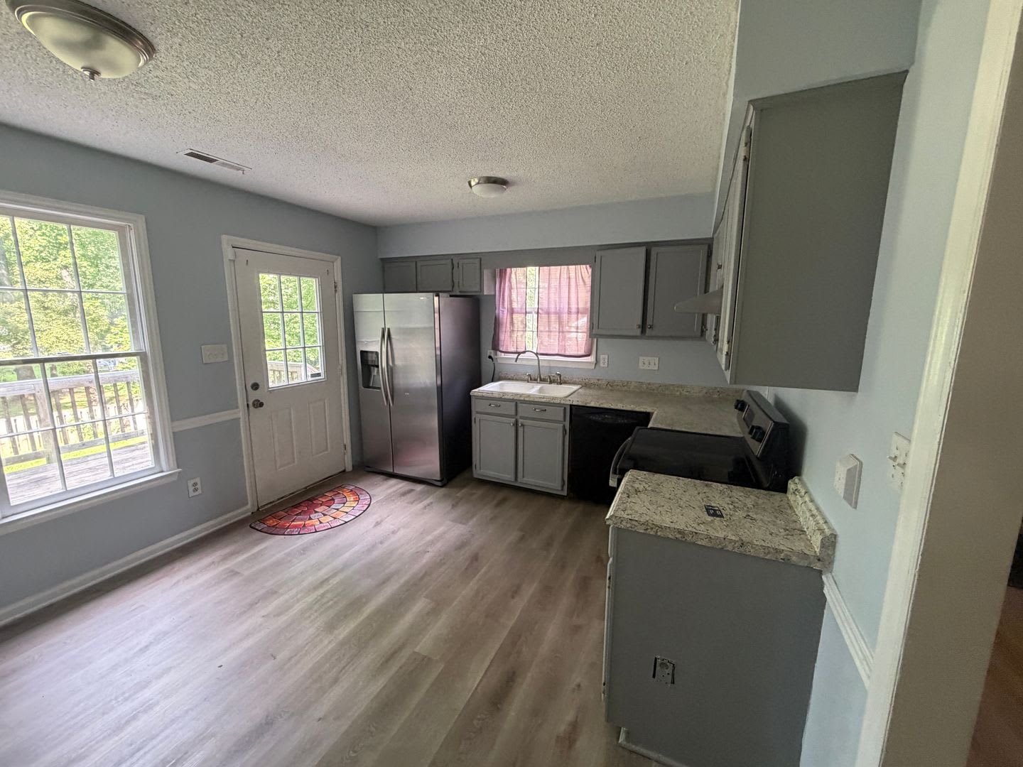 Spacious 4 Bedroom Home with Large Fenced Yard & Back Deck – photo 3