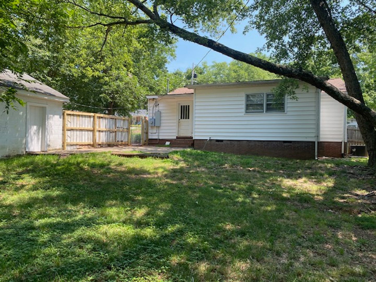 1/2 MO OFF SPECIAL 3 BED, 2 BATH -GARAGE-FENCE -5 MIN TO DOWTOWN CONCORD – photo 4