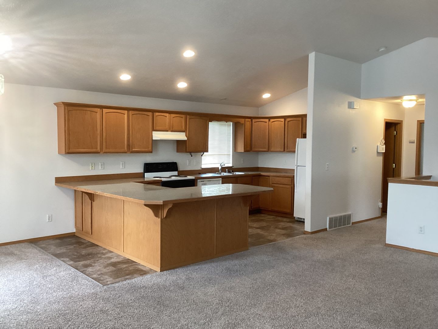 Four bed two bath single family house – photo 3