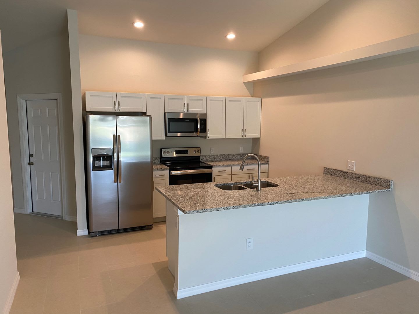 250 Move In Special 3 Bedroom 2 Bath Duplex – photo 4