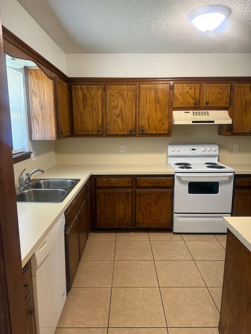 **3-BEDROOM DUPLEX FOR LEASE — YUKON, OK!** – photo 3