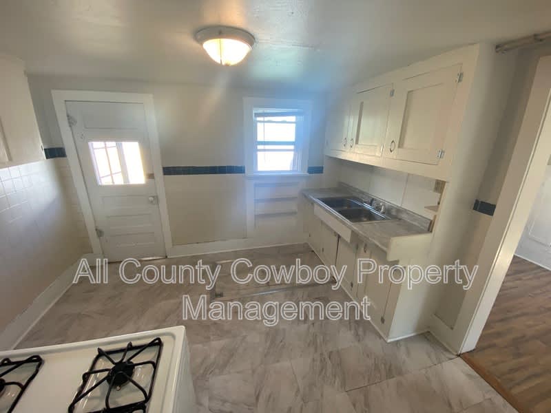 510 E. Lewis St. – photo 3
