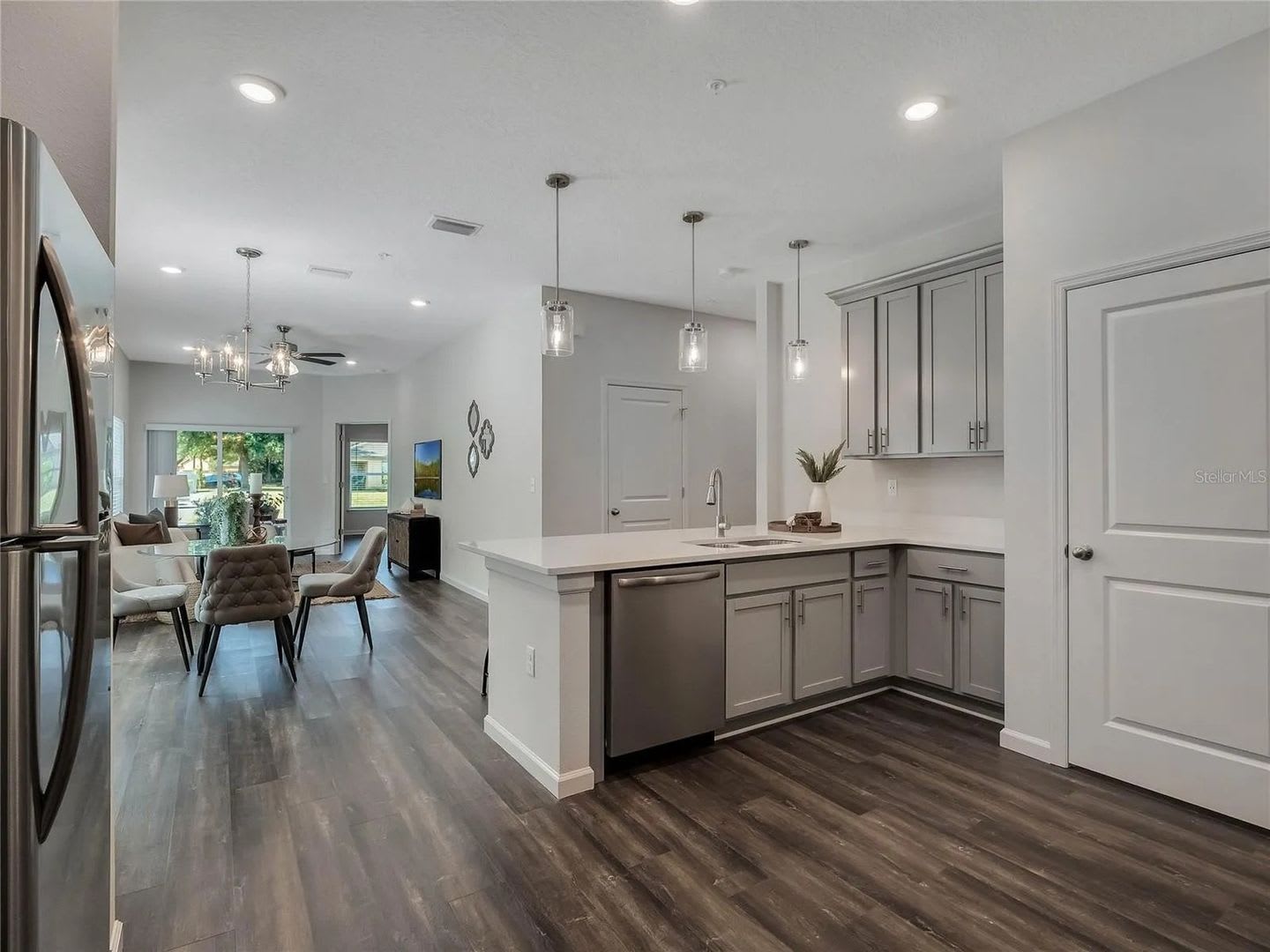 Furnished 4BR Dual-Master Corner Townhome – photo 2